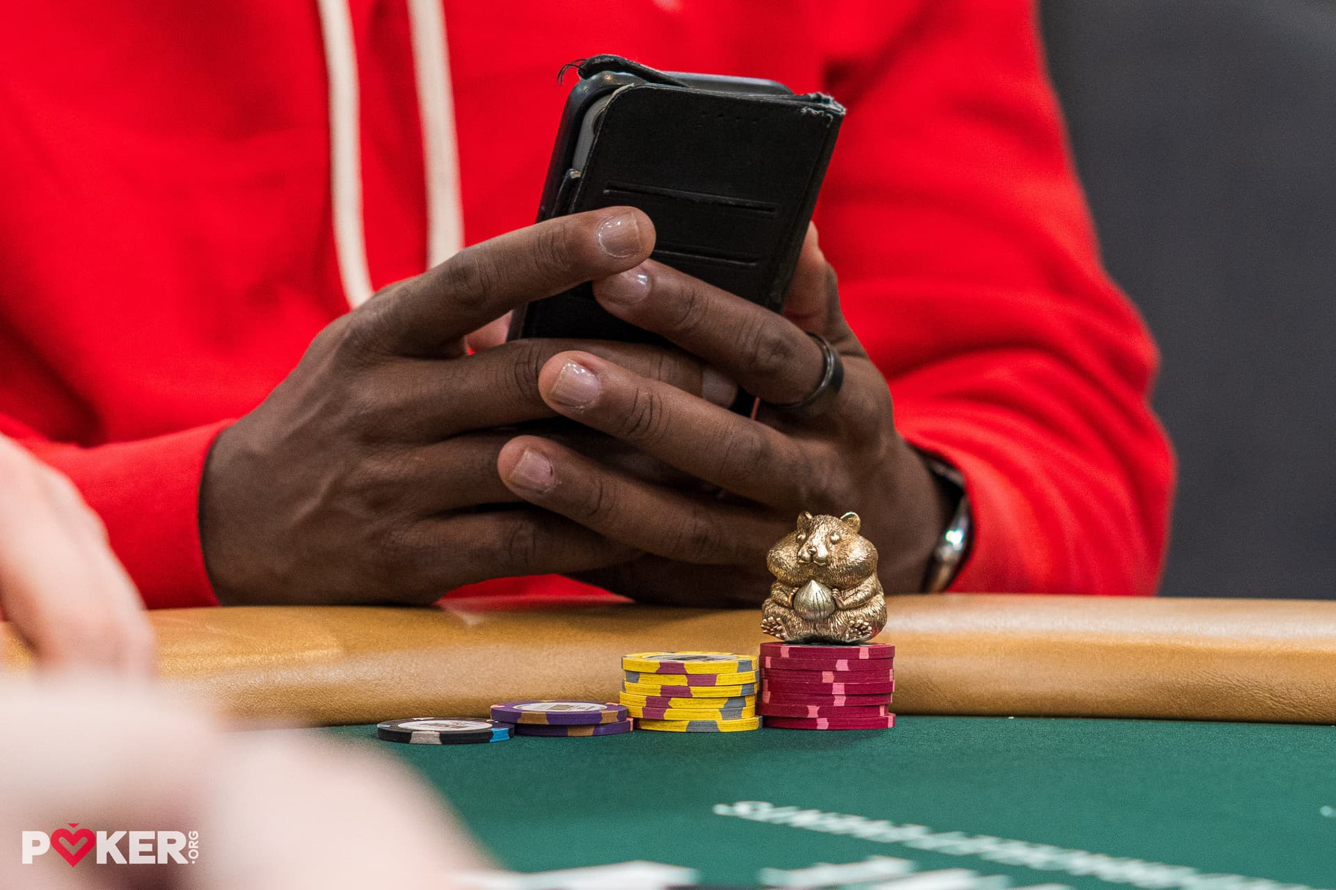 Una sala de póker de Las Vegas prohíbe los dispositivos en las mesas por culpa de los tramposos