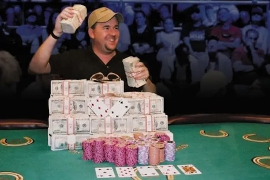 Крис Манимейкер, чемпион WSOP Main Event 2003 года, провёл беседу с Лукасом Джумалоном — чиплидером финального стола WSOP Main Event 2026.