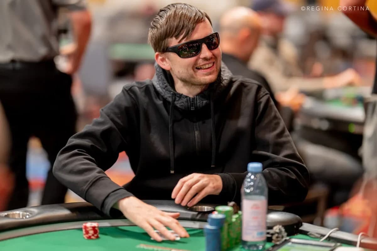 Как одновременно играть за двумя столами на WSOP? Показывает Мартин Кабрел