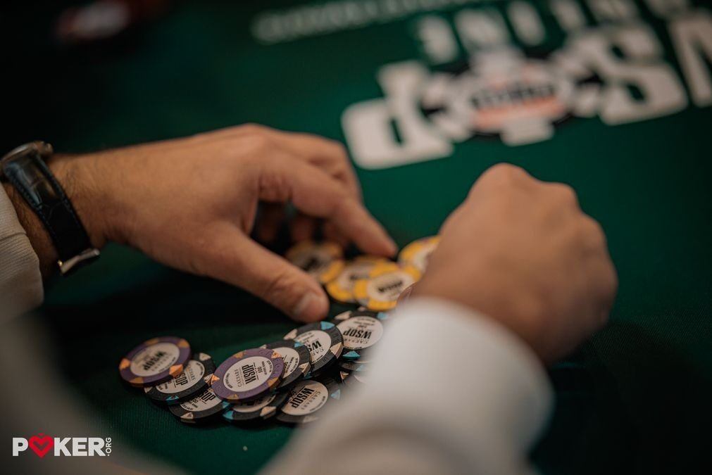 Игрок на WSOP во время раздачи